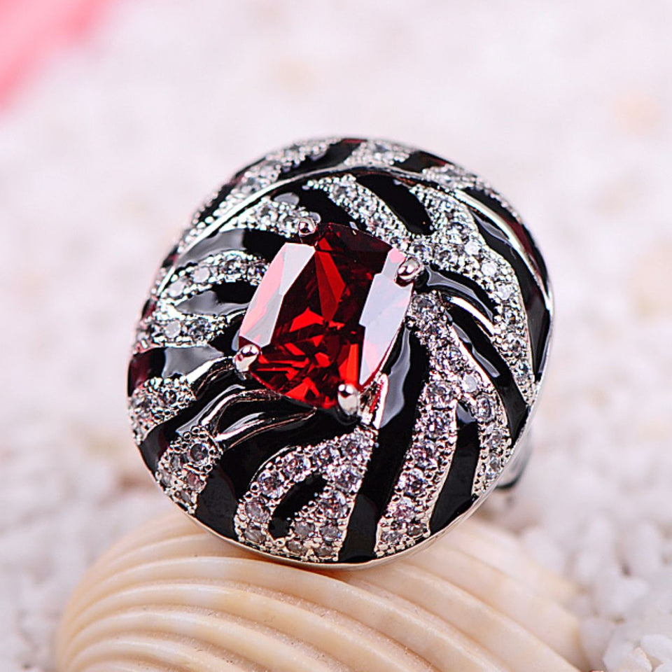 Anel Ajustável Grande Branco e Preto Zebra com Pedra Vermelha Ruby de Festa