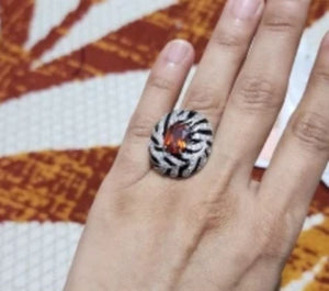 Anel Ajustável Grande Branco e Preto Zebra com Pedra Vermelha Ruby de Festa