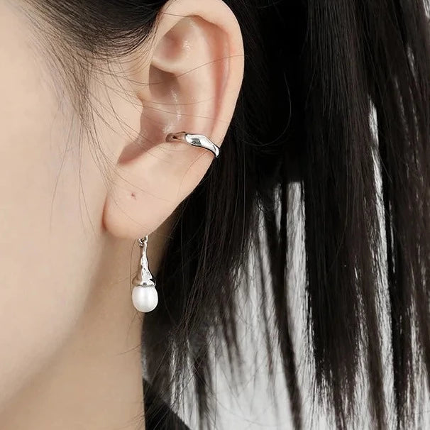 Brinco de Cartilagem Ear Cuff com Pêndulo Longo de Pérola em Prata Esterlina 1 Peça