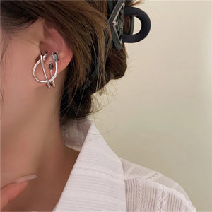 Brinco de Cartilagem Ear Cuff Algemas Prata e Pedras Pretas Várias Camadas 2 Peças