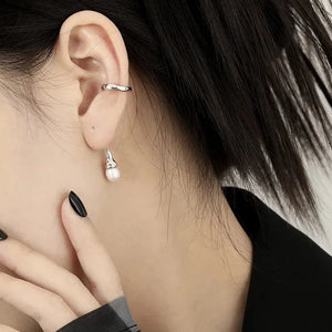 Brinco de Cartilagem Ear Cuff com Pêndulo Longo de Pérola em Prata Esterlina 1 Peça