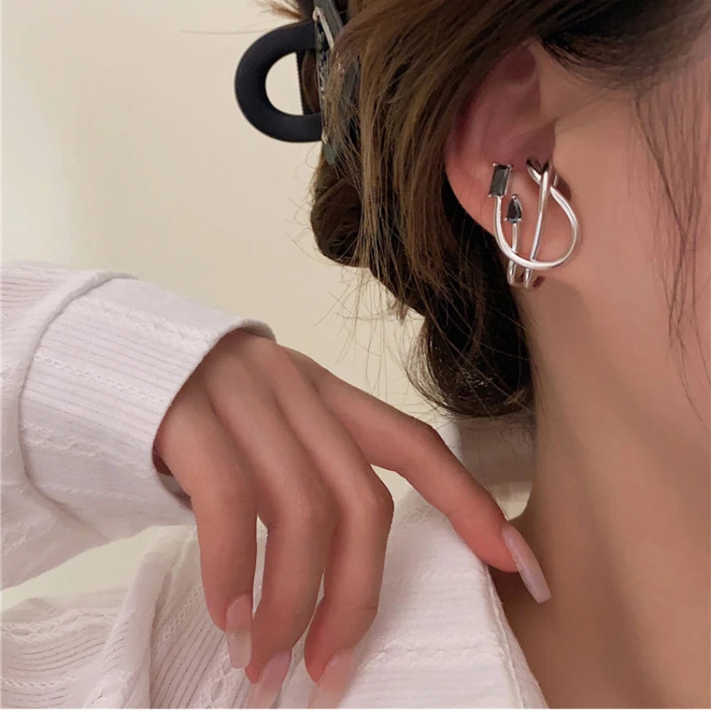 Brinco de Cartilagem Ear Cuff Algemas Prata e Pedras Pretas Várias Camadas 2 Peças