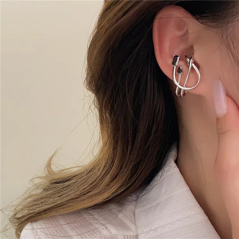 Brinco de Cartilagem Ear Cuff Algemas Prata e Pedras Pretas Várias Camadas 2 Peças