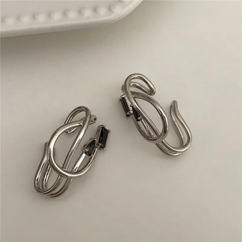 Brinco de Cartilagem Ear Cuff Algemas Prata e Pedras Pretas Várias Camadas 2 Peças