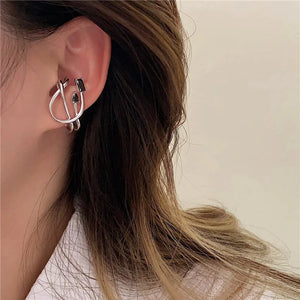 Brinco de Cartilagem Ear Cuff Algemas Prata e Pedras Pretas Várias Camadas 2 Peças