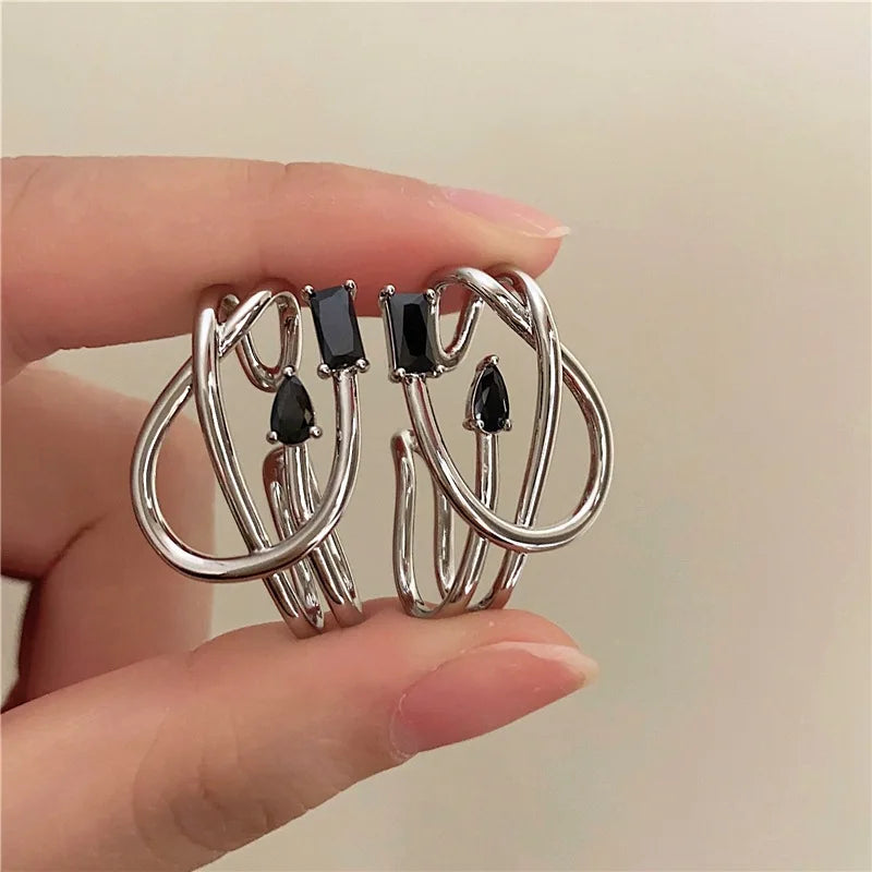 Brinco de Cartilagem Ear Cuff Algemas Prata e Pedras Pretas Várias Camadas 2 Peças