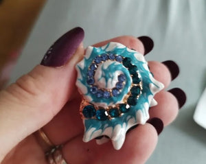 Broche de Concha Azul Esmaltado com Cristais