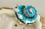 Broche de Concha Azul Esmaltado com Cristais