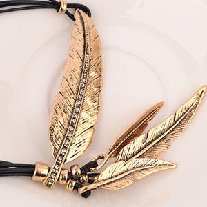 Colar Pluma Dourado e Preto Assimétrico Laszine Shop