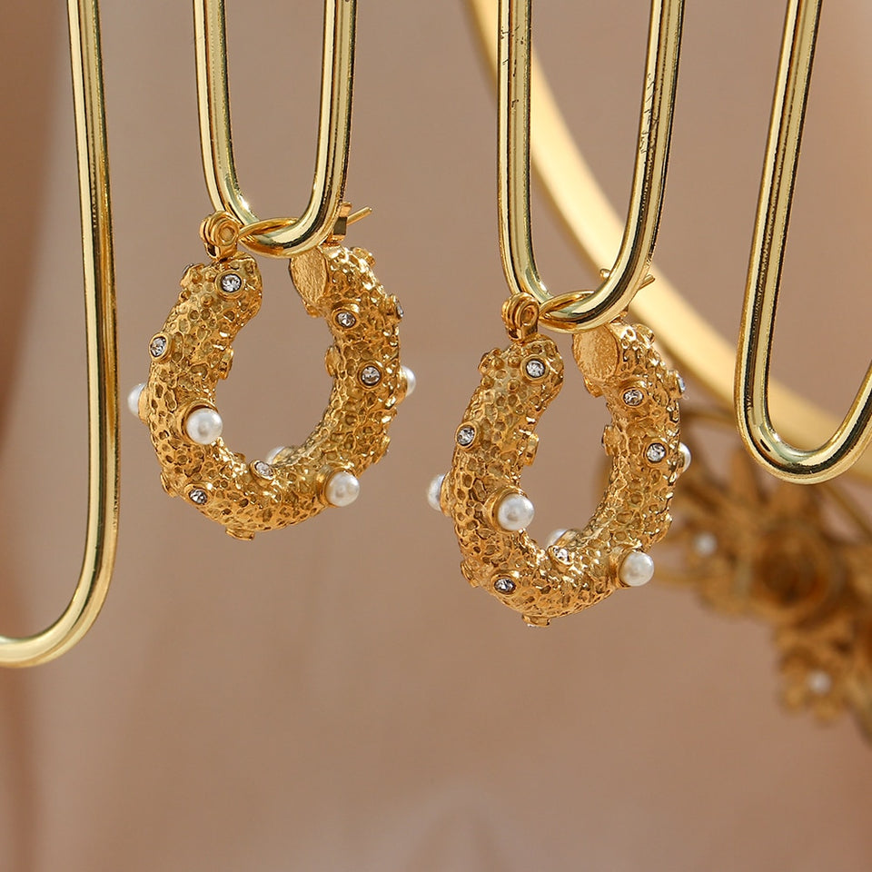 Brinco de Argola Diferente com Pérolas e Zircônias Aço Inoxidável Dourado Laszine Shop