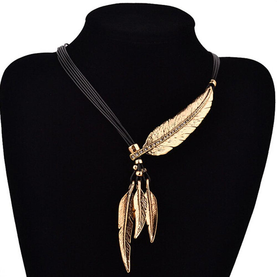 Colar Pluma Dourado e Preto Assimétrico Laszine Shop